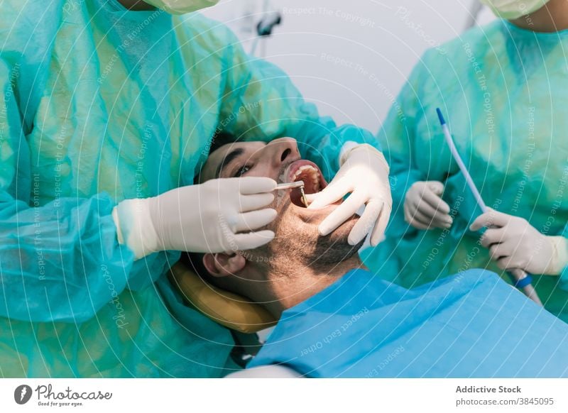 Zahnarzt testet eine Schiene in der Klinik an seinem Patienten Implantat Zahnersatz Medizin Krone dental Zahnmedizin Arzt mündlich geduldig medizinisch