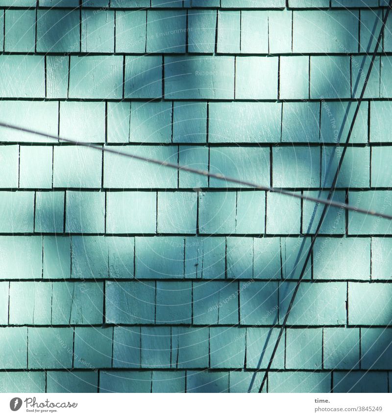 Lebenslinien #144 holzschindeln architektur textur wand sonnig kabel lichtreflex schatten türkis hauswand fassade verkleidung schutz silhouette brüchig diagonal