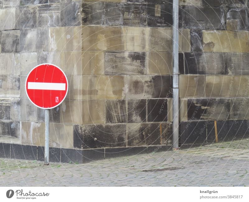 Verkehrsschild „Verbot der Einfahrt“ an einer Hausecke Verbotsschild Einfahrt verboten Schilder & Markierungen Verbote Hinweisschild Warnschild Außenaufnahme