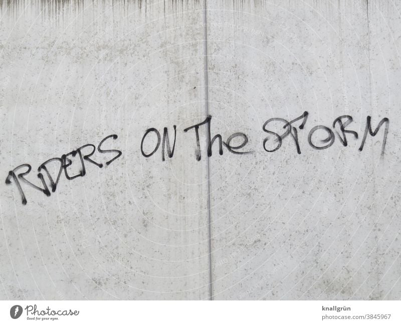 Riders on the storm Lied Text Graffiti the doors Message Tod Lyrik mystisch 70er Jahre Jim Morrison Schriftzeichen Wand Mauer Außenaufnahme Farbfoto