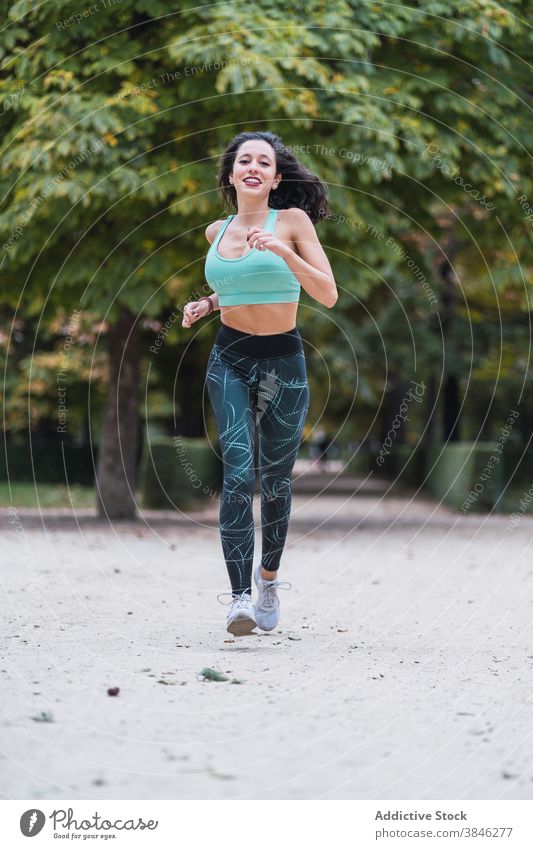 Junge Frau läuft im Sommer Park Läufer laufen Training Herz Ausdauer schlank Sportlerin Weg passen Körper Fitness Übung Wellness Sportbekleidung Athlet