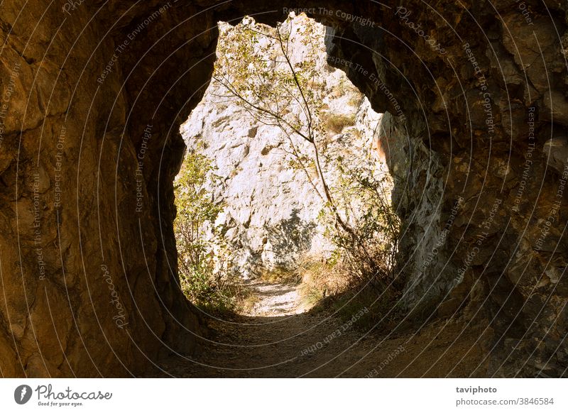 handgefertigter, in Kalkstein gehauener Tunnel reisen wandern Rumänien schön cheile nerei Abenteuer Natur Berge u. Gebirge Tal Erkundung Karpaten Schluchten