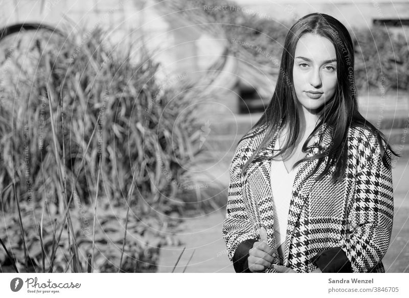 Schwarz/Weiß Portrait einer jungen Frau Model attraktiv Teenager Mädchen Schönheit Zufriedenheit Werbung Selbstsicherheit Perfektion Ausstrahlung fotogen
