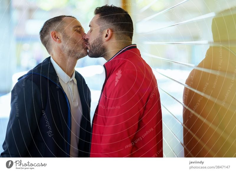 Schwules Paar in einem romantischen Moment beim Küssen auf der Straße. schwul Kuss Männer männlich Liebe Homosexualität lgbt lgbtq Partnerschaft Liebespaar