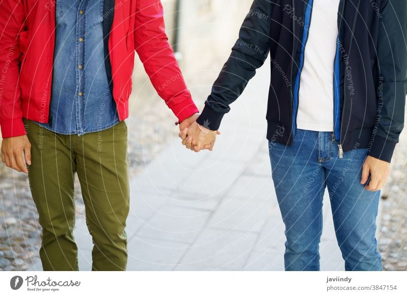Schwules Paar, das auf der Straße Händchen hält. schwul Hände Männer männlich Liebe im Freien Homosexualität lgbt lgbtq Partnerschaft Liebespaar Freund Menschen
