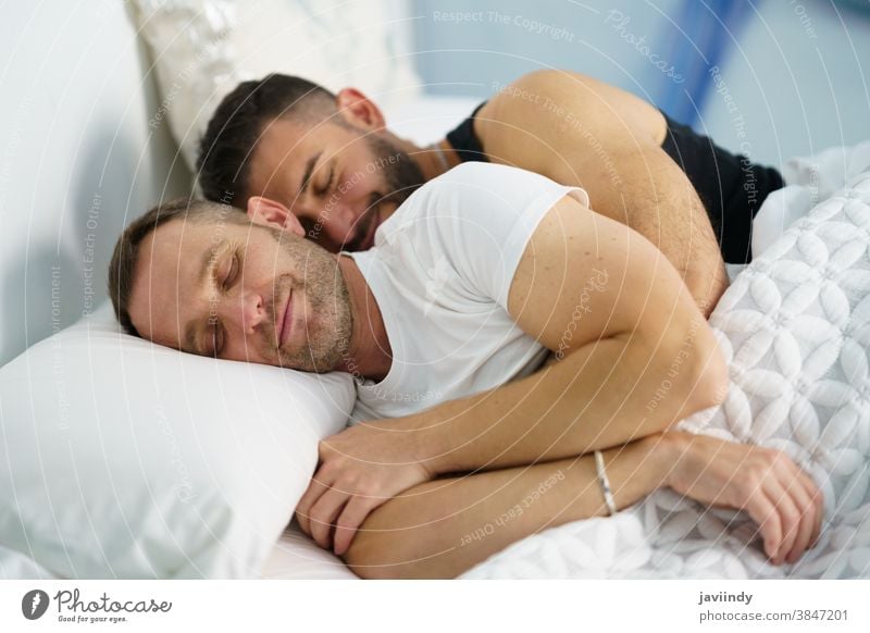Schwules Paar schläft in den Armen des anderen. schwul Männer schlafen Homosexualität Bett lgbt Liebe lgbtq männlich Partnerschaft Liebespaar Freund Menschen