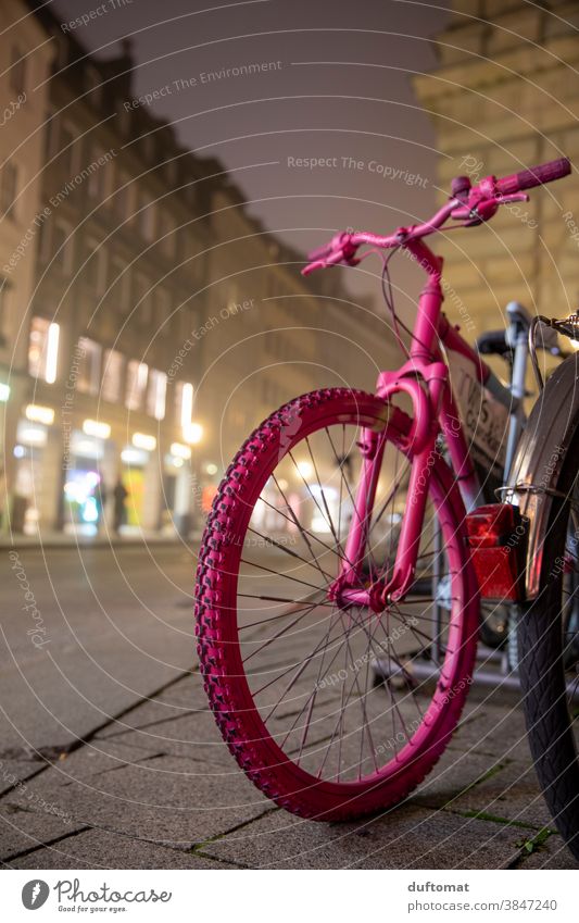 Pinkes Fahrrad parkt auf Straße bei Nacht und Nebel Rad pink Reifen Straßenverkehr Verkehrsmittel Detailaufnahme Menschenleer Nahaufnahme parken Profil Radl