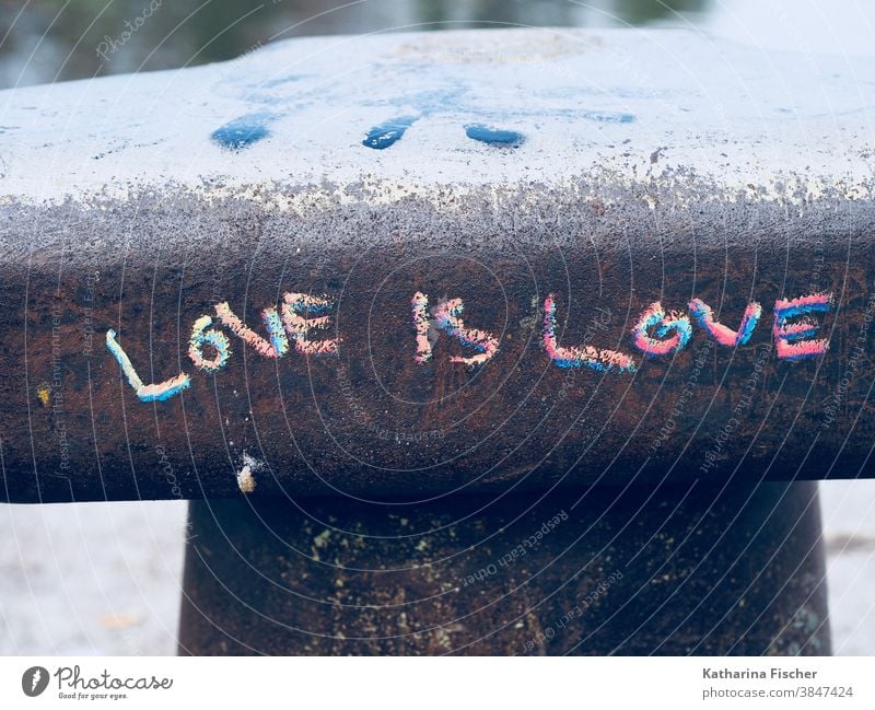 LIEBE ist LIEBE Graffiti Liebe Gefühle Außenaufnahme Mauer Wand Farbfoto Zeichen Schrift schreibend Schriftart Kreidezeichnung rot blau grau Tag Romantik