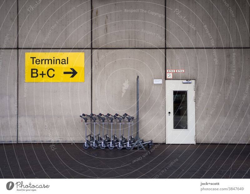 Terminal A, Flughafen Tegel Schilder & Markierungen Tür Hinweisschild Richtungspfeil Wand Pfeil Wegweiser Fassadenverkleidung Orientierung Symmetrie