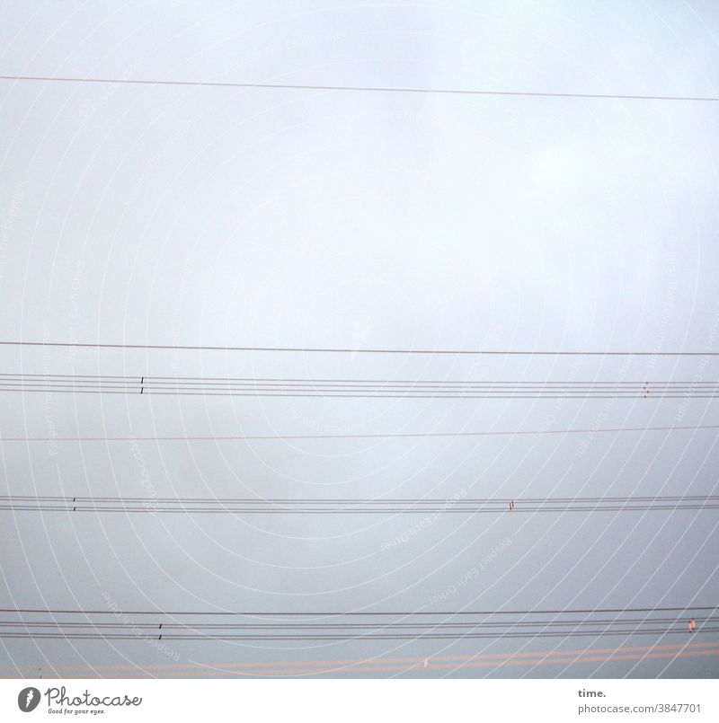 Nachbarschaften | Parallelwelten himmel stromleitung kabel überlandleitung energie Energiewirtschaft grau nebelig parallel quer linien hängen gemeinsam zusammen