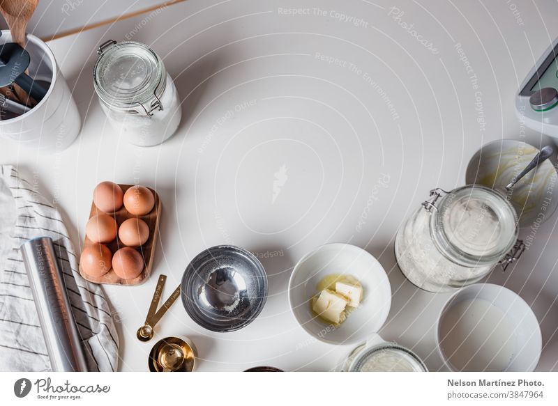 Weißer Tisch mit Zutaten für die Bäckerei. Eier Desserts Butter Salz Mehl Lebensmittel Essen zubereiten heimwärts hausgemacht Gesundheit Textfreiraum Container
