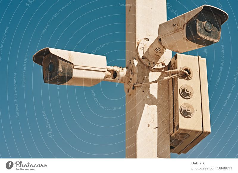 Sicherheits- und Videokontrolle CCTV-Kamera, Nahaufnahme. Überwachungs- und Monitoringkonzept Fotokamera System cctv elektronisch im Freien Schutz sicheres