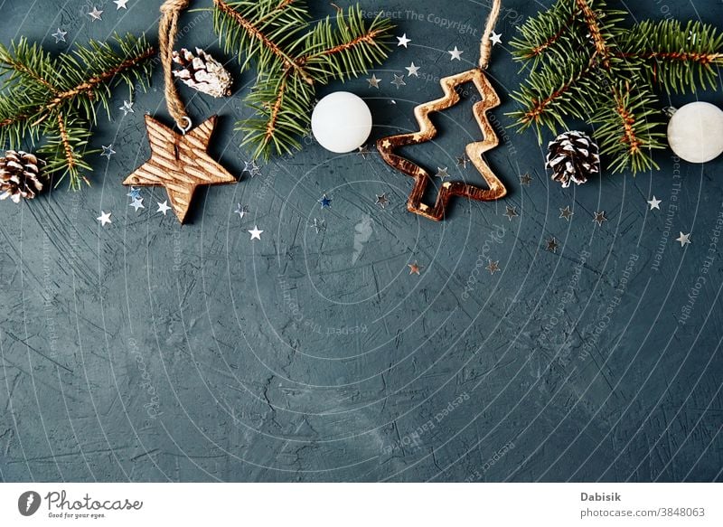 Weihnachts- oder Neujahrshintergrund mit Kopierraum. Weihnachtsdekorationen auf dunklem Hintergrund, Draufsicht Weihnachten Dekoration & Verzierung Postkarte