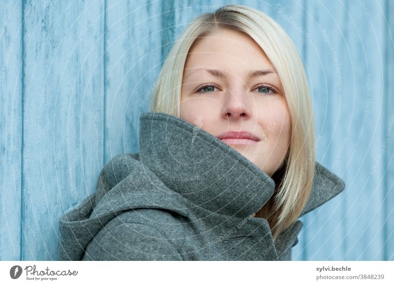 Portrait einer jungen Frau portrait Junge Frau frau dame mädchen herbst winter jacke kälte kalt blau grau schönheit blond langhaarig jugend selbstbewußt