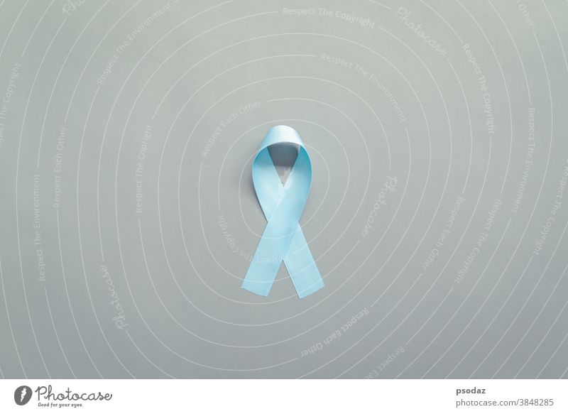 November hellblaues Band auf grauem Hintergrund mit Kopierraum, Monat des Prostatakrebs-Bewusstseins, Konzept der Männergesundheit sexuell Achalasie