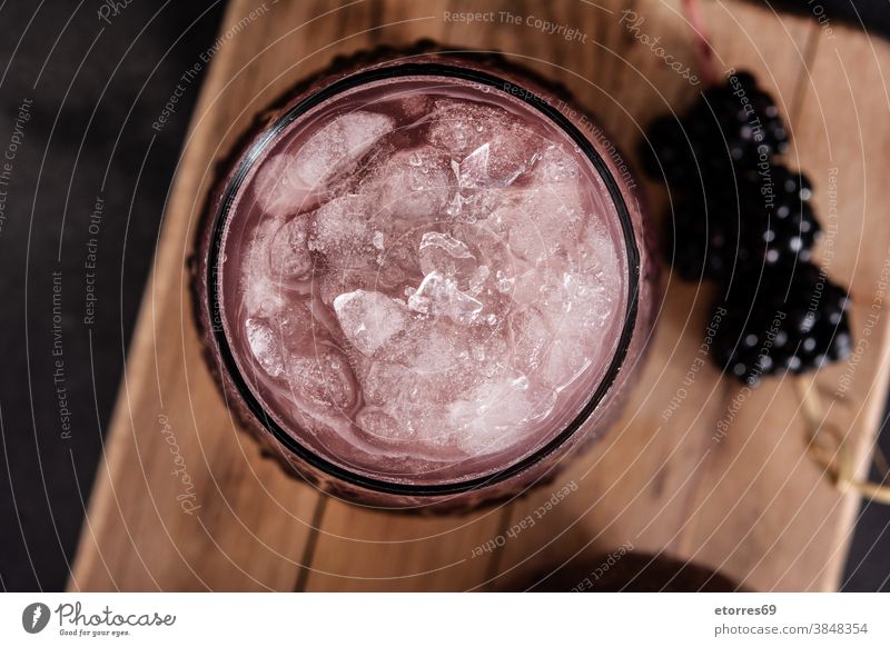 Frischer Brombeercocktail im kalten Glas alkoholisch Beeren Getränk schwarz Brombeeren Cocktail lecker trinken Lebensmittel frisch Frucht Eis vereinzelt Saft
