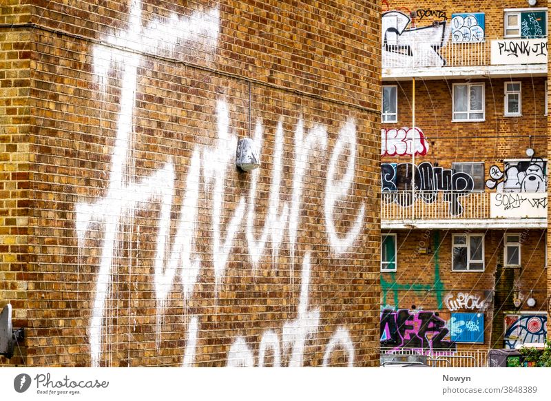 Außenansicht der Abbruchwohnungen in Marian Court, London, Großbritannien Wohnkomplex Gebäude Gebäudeaußenseite verurteilt Rat Sozialwohnungen Gericht dunkel