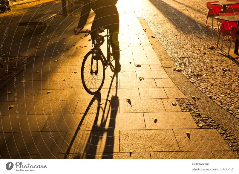 Fahrrad im Gegenlicht abend architektur berlin bürgersteig büro city deutschland dämmerung fahrrad fahrradweg hauptstadt haus himmel innenstadt mitte modern