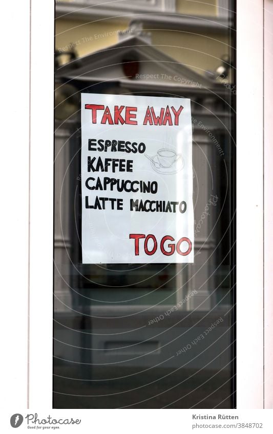 schild mit take away angebot im fenster eines lokals to go zum mitnehmen kaffee espresso cappuccino latte macchiato heißgetränke unterwegs außer haus