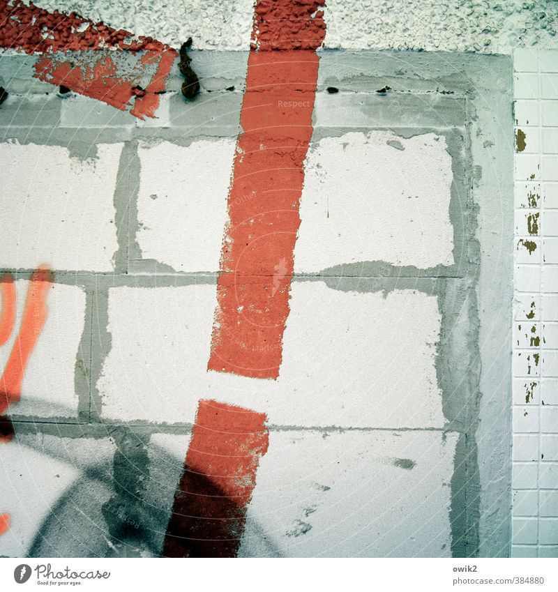 Schlagzeile Gemälde Subkultur Mauer Wand Fassade Stein Mörtel Fuge Farbe rot Warnfarbe Graffiti dick eckig trashig Stadt verrückt Wut gereizt Aggression Design
