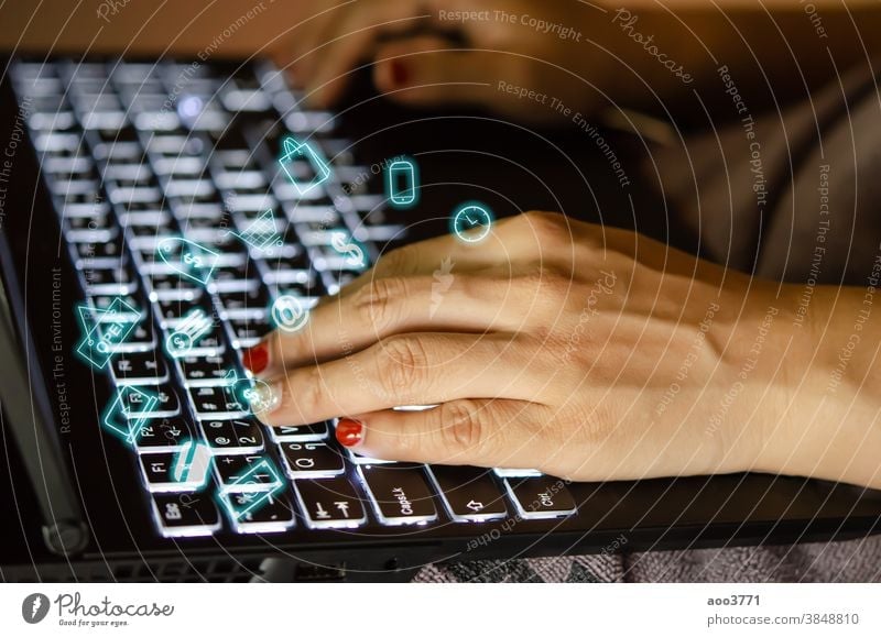 Frauenhände mit Tastatur-Computer Technik & Technologie Business Internet Laptop Keyboard online Mitteilung benutzend Arbeit Hand Büro Ikon Finanzen digital