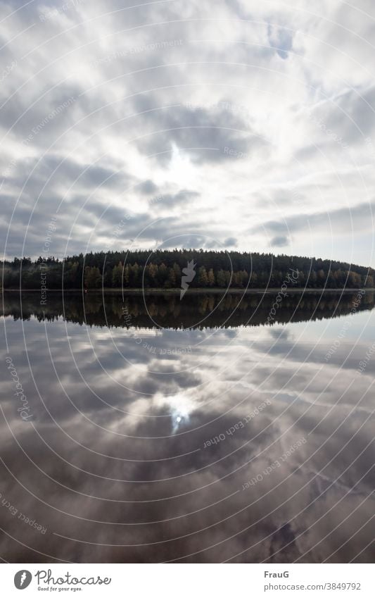 surreal | Spiegelung Wald Himmel Wolken Wasser See Seeufer Spiegelung im Wasser Sonne Reflexion & Spiegelung Herbst Natur unwirklich Landschaft