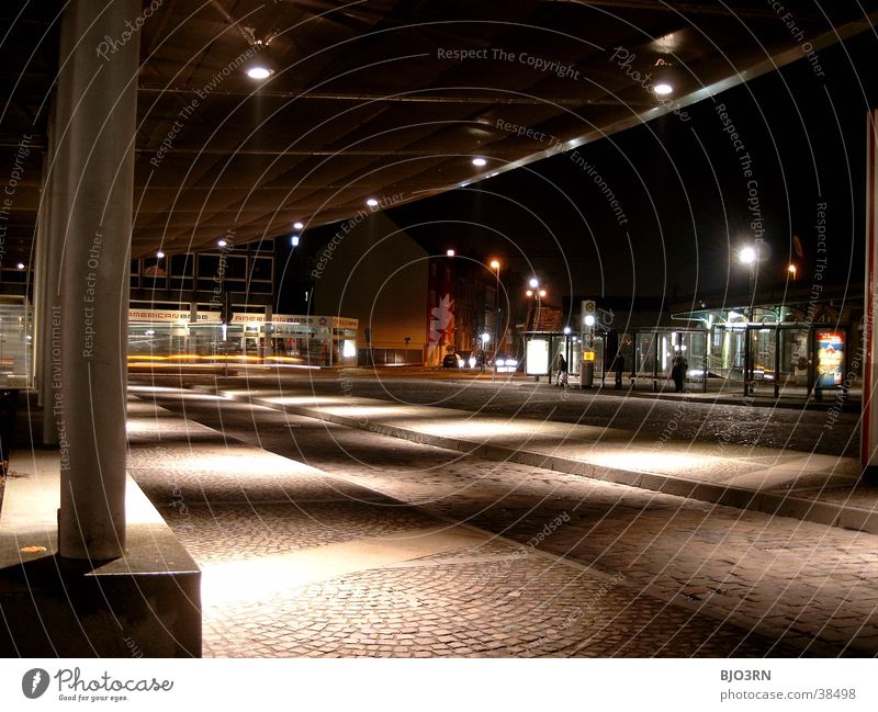 Lichtspiel Platz Bushaltestelle dunkel Architektur vorplatz hell Station Bahnhof