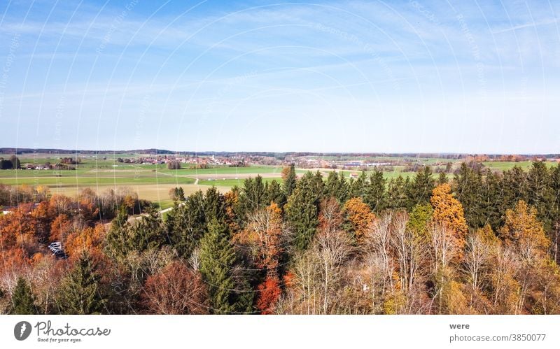 Blick von oben über herbstlich gefärbte Bäume und die Voralpen Bereich Flug Herbst Windach Hölzerne Parkbank Luftaufnahme Herbstfarbe Herbstwald Herbstlaub