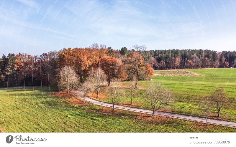 Blick von oben über herbstlich gefärbte Bäume und die Voralpen Bereich Flug Herbst Windach Hölzerne Parkbank Luftaufnahme Herbstfarbe Herbstwald Herbstlaub