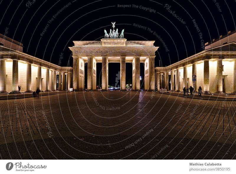 Brandenburger Tor bei Nacht mit Kunstlicht Deutschland Gate Berlin Denkmal berühmt Statue Kultur Symbol Wahrzeichen Architektur Kapital alt urban Ansicht