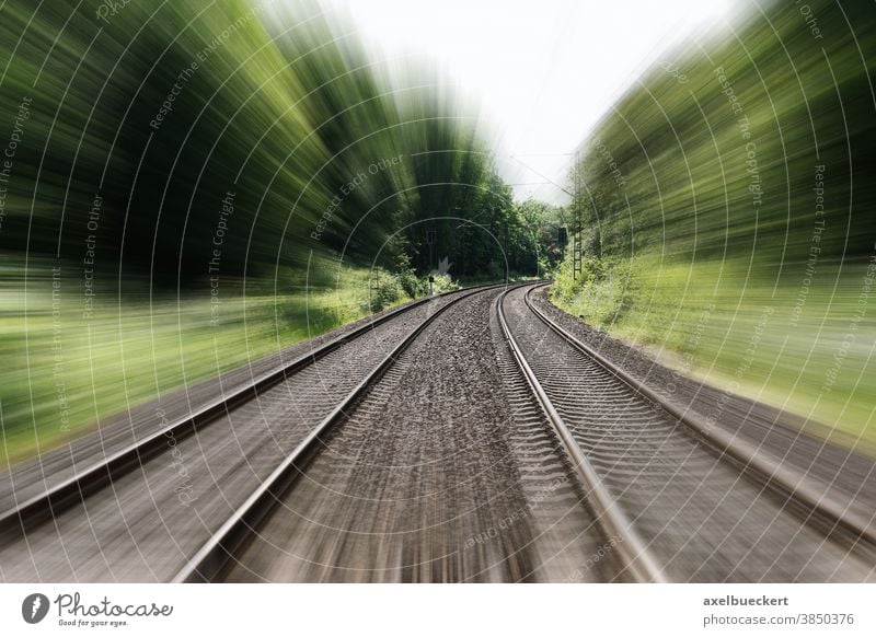Bahngleise mit Bewegungsunschärfe Geschwindigkeit Unschärfe Schiene Eisenbahn reisen schnell Zug Reise Transport Verkehr Urlaub Landschaft Natur Bäume