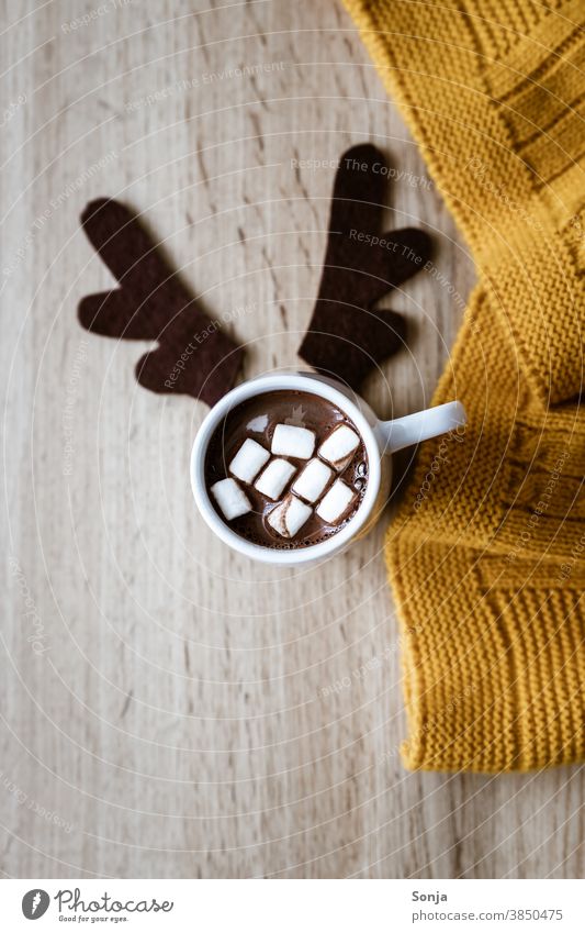 Eine Tasse heiße Schokolade mit Marshmellows und ein Rentiergeweih aus Filz  - ein lizenzfreies Stock Foto von Photocase