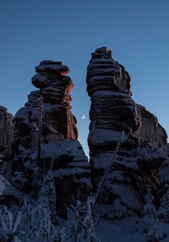 Winterlandschaft im Abendlicht Dreisessel Dreisessel rocks Dreisesselfelsen Felsen Frost Gipfelfelsen Granitfelsen Himmel Huegel Mittelgebirge