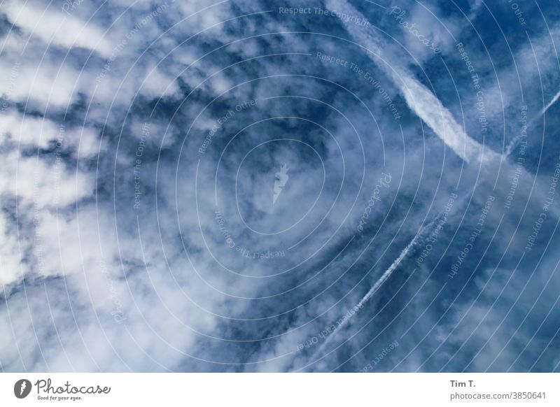 der Himmel über Polen polska Außenaufnahme Farbfoto Menschenleer Natur Tag Umwelt blau Textfreiraum oben Chemtrail Wolken clouds