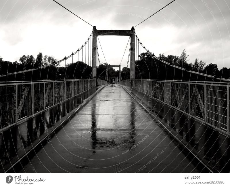 regnerische Überbrückung... Brücke Regen Fußgängerbrücke Geländer Hängebrücke Asphalt schmal schlechtes Wetter nass Spiegelung Reflexion & Spiegelung