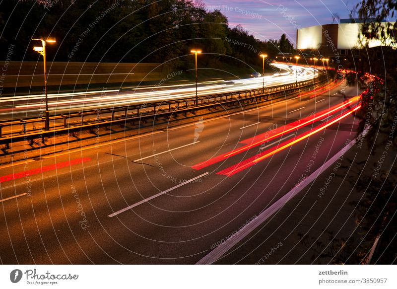 Stadtautobahn am Abend abend bewegung blinkern bunt dynamik fantasie flimmern kunst licht lichtspiel light track linie märchen nacht nachts natur rush hour