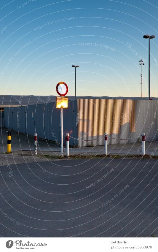 Leerer Parkplatz am Flughafen Tegel TXL abend berlin dunkelheit flughafen flugplatz himmel horizont menschenleer straße tegel textfreiraum txl verkehr parkplatz