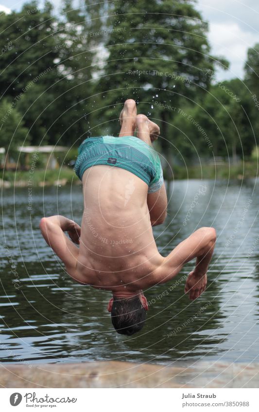 Mann macht Salto in einen Badesee Badehose Natursee Ferien & Urlaub & Reisen Erholung Außenaufnahme Sommer Sommerurlaub sommerlich Wasser Wassertropfen springen