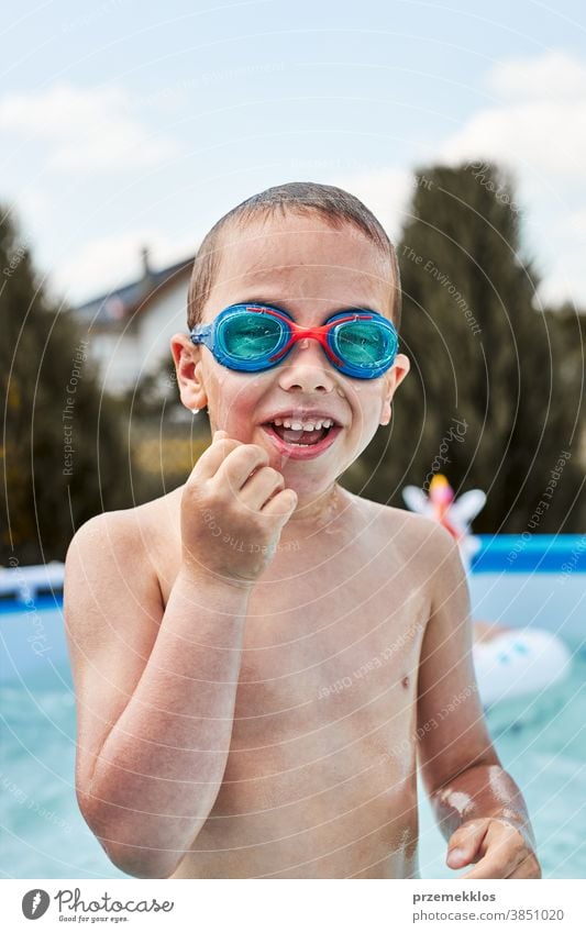 Glücklicher Junge spielt in einem Pool authentisch Hinterhof Kindheit Kinder Familie Spaß Garten Fröhlichkeit Freude Lachen Lifestyle spielerisch Spielen