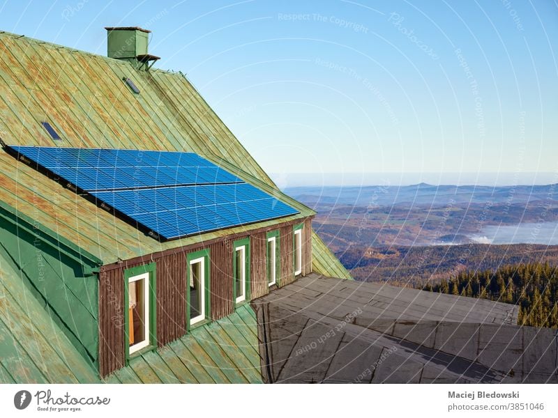 Sonnenkollektoren auf dem Dach einer alten Berghütte. solar Panel Natur Berge u. Gebirge Kraft regenerativ Energie grün Technik & Technologie Photovoltaik