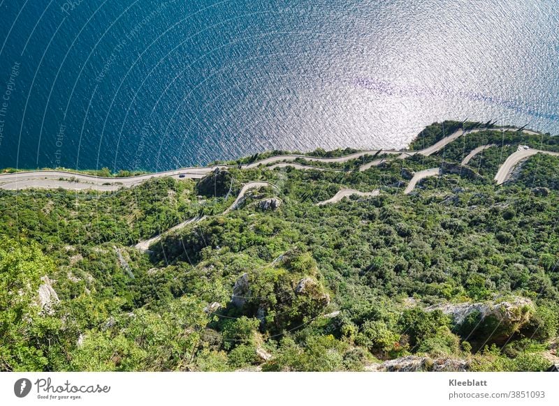 Ein Abgrund zum Erschaudern 350m in die Tiefe - Blick auf den geschwungenen Straßenverlauf - Tremosine Schauderterrasse Gardasee spektakulär Höhe Landschaft