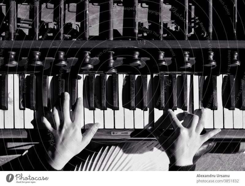 Zwei Hände spielen auf einem alten Klavier. Schwarzweißfoto Mädchen Instrument klassisch