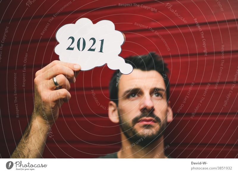 in Gedanken im nächsten Jahr 2021 Mann Gedankenblase denken Zukunft Silvester u. Neujahr Sorgen ungewiss