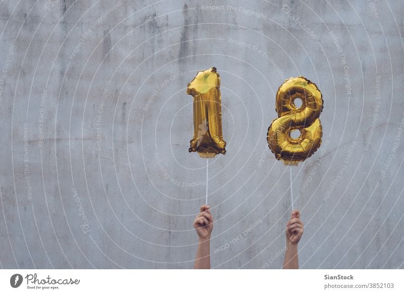 Hände halten goldene 18 Luftballons, Neujahrskonzept 2018 Jahr Ballons neu Glück vereinzelt Halt Beteiligung Wand Gold-Zahlen-Ballons Weihnachten Zeichen