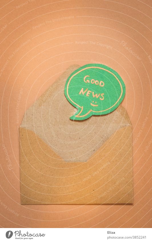 Briefumschlag mit einer Sprechblase, die gute Nachrichten verkündet. Neuigkeit positiv Medien Newsletter Mitteilung Information Steuerrückerstattung