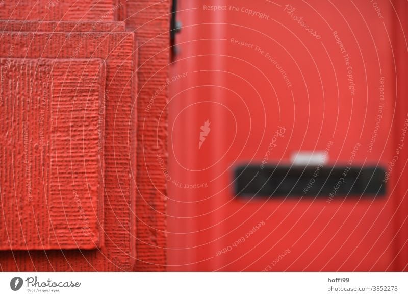die rote Ecke der Wand drängelt sich ins Bild und lässt den Briefkasten nur erahnen rote wand abstrakt Architektur Linie Mauer Strukturen & Formen Haus modern