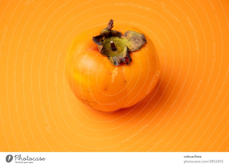 Kakipflaume auf orangem Hintergrund süß frisch Persimone Gesundheit tropisch Vitamin lecker Natur Diät reif Vegetarier weiß Japanisch gelb vereinzelt Frucht