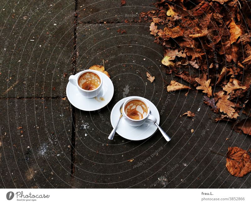 Im November 2020: Straßencafé Espresso Tasse Getränk Kaffee Kaffeetasse Blätter Herbst Fußweg Löffel Espressotasse Lockdown Pandemie - Krankheit Corona