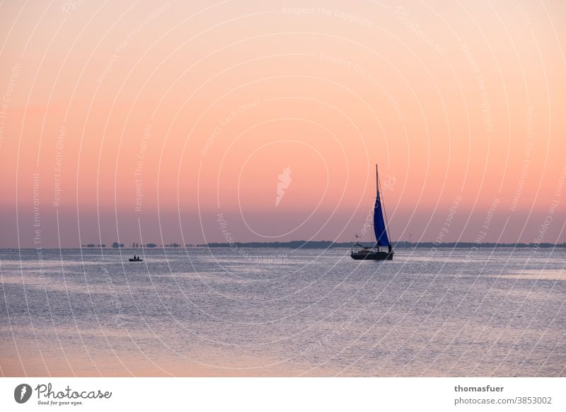 Segelboot in der Abendstimmung, Dämmerung einlaufend vor farbigen Himmel Urlaub Melancholie Romantik Meer Ferien & Urlaub & Reisen Horizont Sonnenuntergang