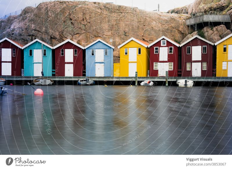 Bunte Häuser in Schweden Haus Bucht Farbe Farbfoto västkusten Westküste Smögen Landschaft Architektur Stadt